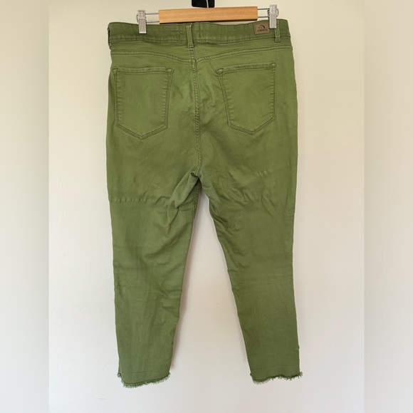 Jordache Green Cropped Pants - Picture 3 of 7